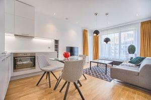 Des options immobilières à Anthy sur Léman, incluant des maisons de charme, des appartements modernes et des propriétés avec vue sur le lac.