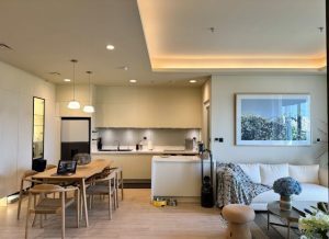 Un appartement moderne à louer à l'île Maurice, situé dans un complexe sécurisé avec piscine et salle de sport.